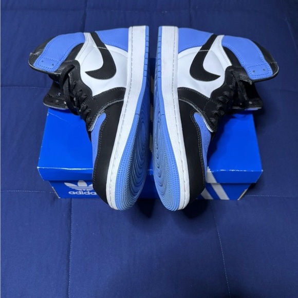 Athletic_Shoes